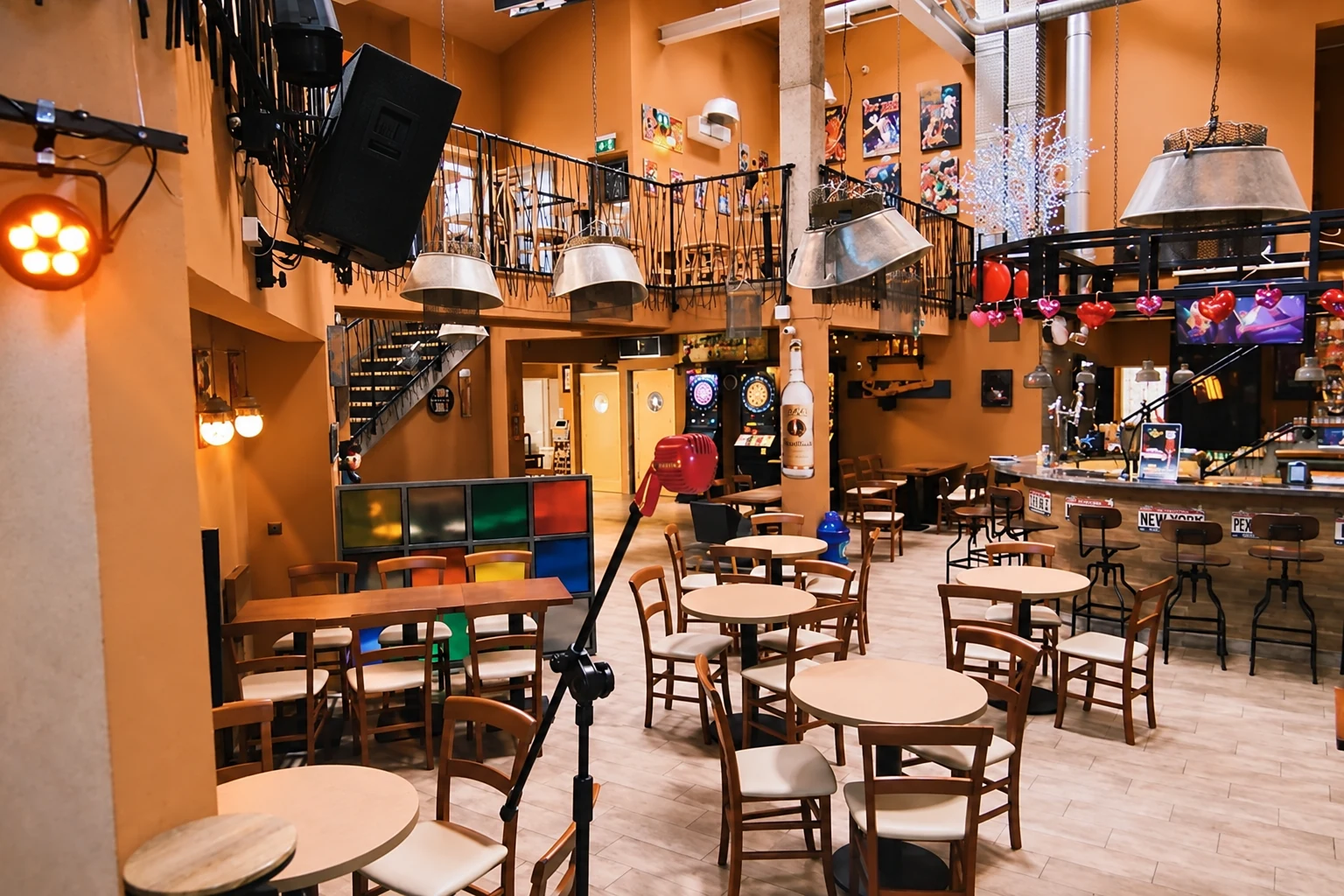 Stoły, bar i wyposażenie sali restauracyjnej