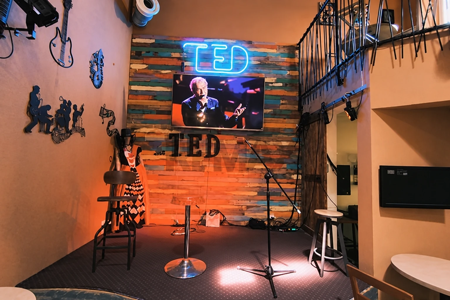 Scena i zaplecze muzyczne w lokalu Mr. Ted