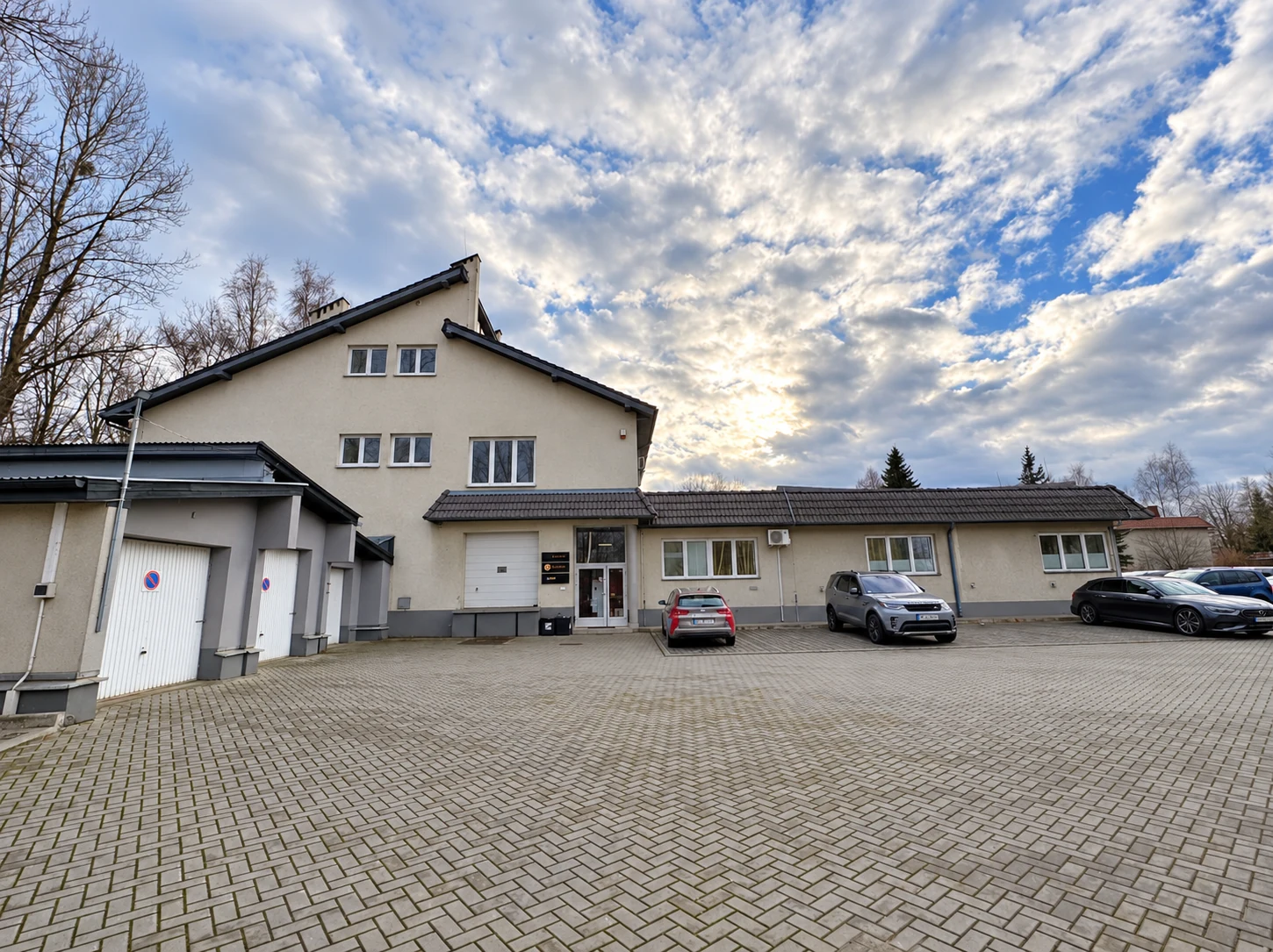Budynek przy ul. Pod Młynem 1C w Katowicach, widok od strony parkingu